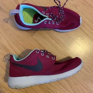 Nike Roshe women size 5